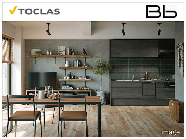 【TOCLASシステムキッチン「Bb」】トクラスオリジナルの人工大理石「クラストン」は、熱や衝撃に強く、うっかり直置きしても安心!カウンターから排水口までつるんと“一体形状”なので、汚れにも強くお手入れもカンタンです。単一素材だから光が中まで入り込み、透明感と明るさもプラス。