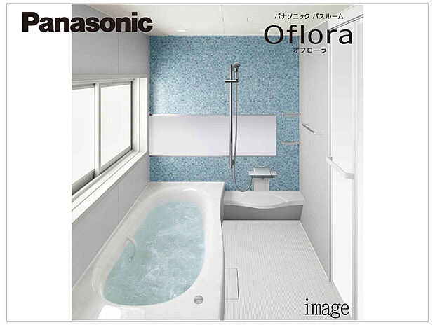 【Panasonicシステムバス「オフローラ」】床のスミに目地がないので汚れが落としやすい「スミピカフロア」に、汚れが溜まりやすい面材周辺をパッキンレスにしたスキットドアを採用。発砲ポリスチレン断熱材を形状改良で高い保温効果を発揮した保温浴槽IIのアクアマーブル人工大理石浴槽で快適なバスタイムが実現します。