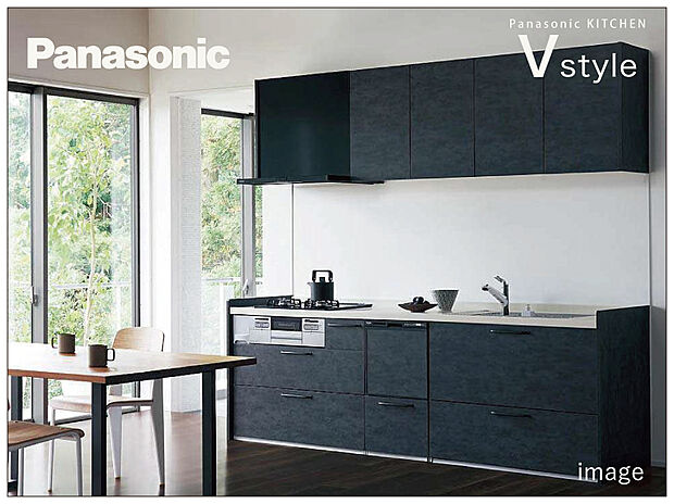 【Panasonic「LivingStationVstyle」】汚れがたまりやすいシンクとカウンターの間に隙間のない「スキマレスシンク」を採用。排水溝とシンスも一体成型なのでお手入れが簡単!フラットなガラス面で油汚れや吹きこぼれもサッとひと拭きで落ちやすく、耐久性にも優れたガラストップコンロ、深型の食器洗い乾燥機、さらにウルトラファインバブルを内蔵した浄水器一体型水栓を採用など、機能面も充実!