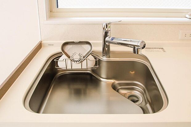 シンク/広々としたシンクは、大きな鍋やフライパンも余裕をもって洗えるサイズ感です。