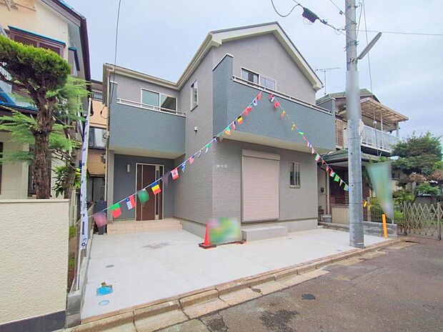 外観｜カースペースが玄関前に備えられており、お買い物後の荷物の運搬もスムーズに行えます。