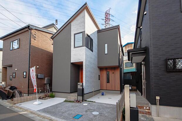 モダンなグレーと木目調のコントラストが映える外観。高い断熱性・耐震性を備え、生活動線・収納・快適性に配慮された完全提案型住宅です。