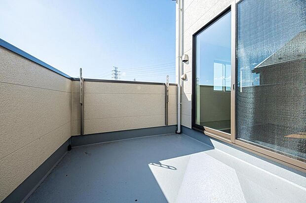 【2号棟バルコニー】2号棟バルコニー|風通しもよく、心地よいバルコニーです。