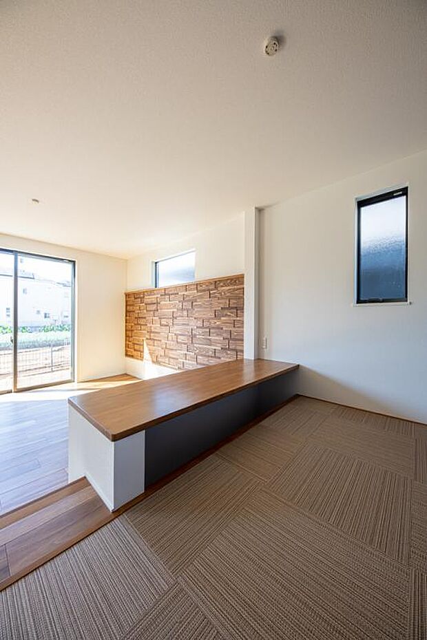 【2号棟DEN】2号棟DEN(小上りスペース)|お子様の勉強やちょっとした作業スペースとして、家族から程よい距離感を保ちつつ使用できる空間です。