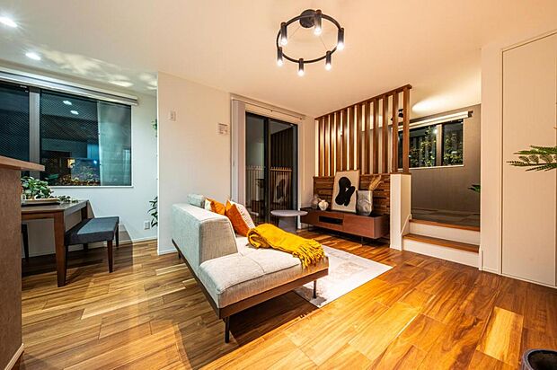 【3期LDK】3期LDK／白とウッド調のデザインがリビングに温かみを演出し、日々の暮らしにゆとりを感じさせてくれます。