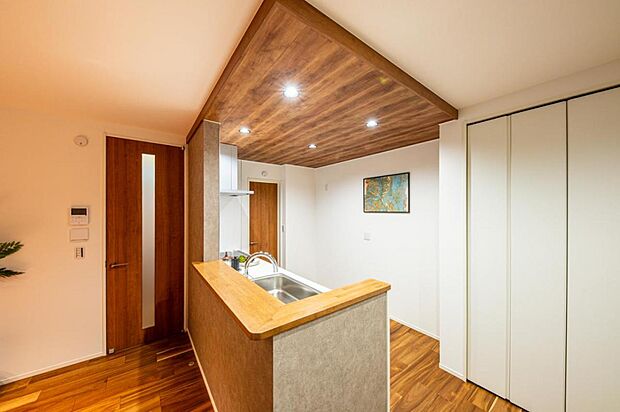 【3期キッチン】3期キッチン／キッチン横にはエントランスホールへ繋がる扉が備えられており、お買い物をして帰宅した後すぐに食材などをしまうことができます。