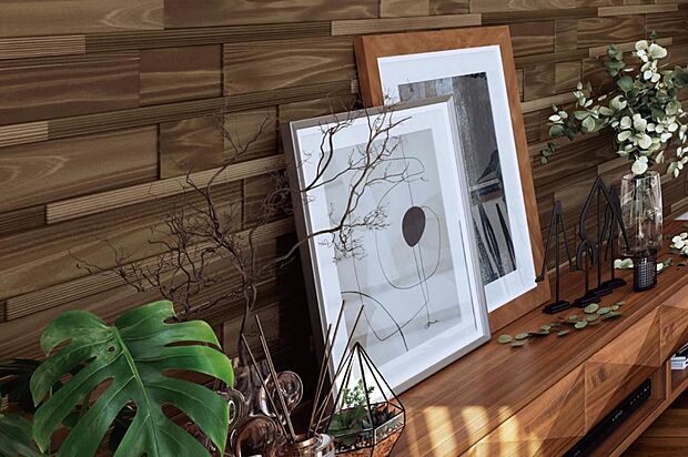 【その他設備】LDK採用したウッドパネル「木らめ木」。無垢材ならではの木目や微妙な色の差がデザイン性の高い空間を生み空気清浄効果やリラクゼーション効果で快適空間を実現します。