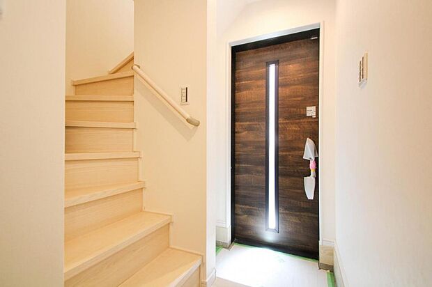 【玄関】玄関/ドアに採光窓があることで、玄関が自然光で明るくなります。