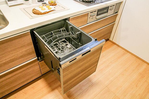 【食器洗浄乾燥機】食器洗浄乾燥機|高温高圧で洗浄をしてくれ、乾燥までおまかせできます。