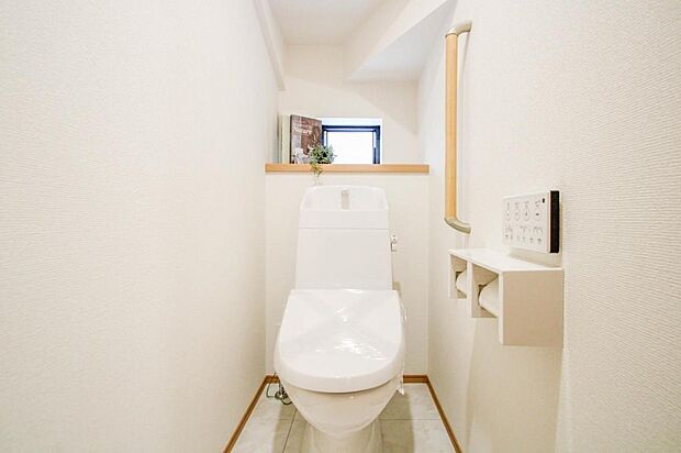 【トイレ】トイレ|寒い季節には嬉しい暖房便座付きで、暖かく使用可能です。