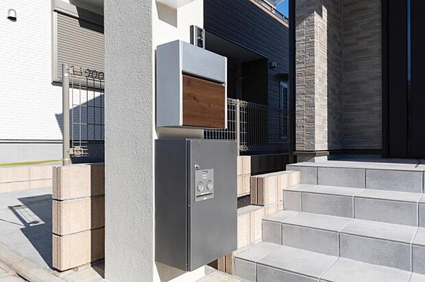 【【標準仕様】宅配ボックス】重さ10kg、ビールケース1箱相当まで入ります。（※イメージ写真）