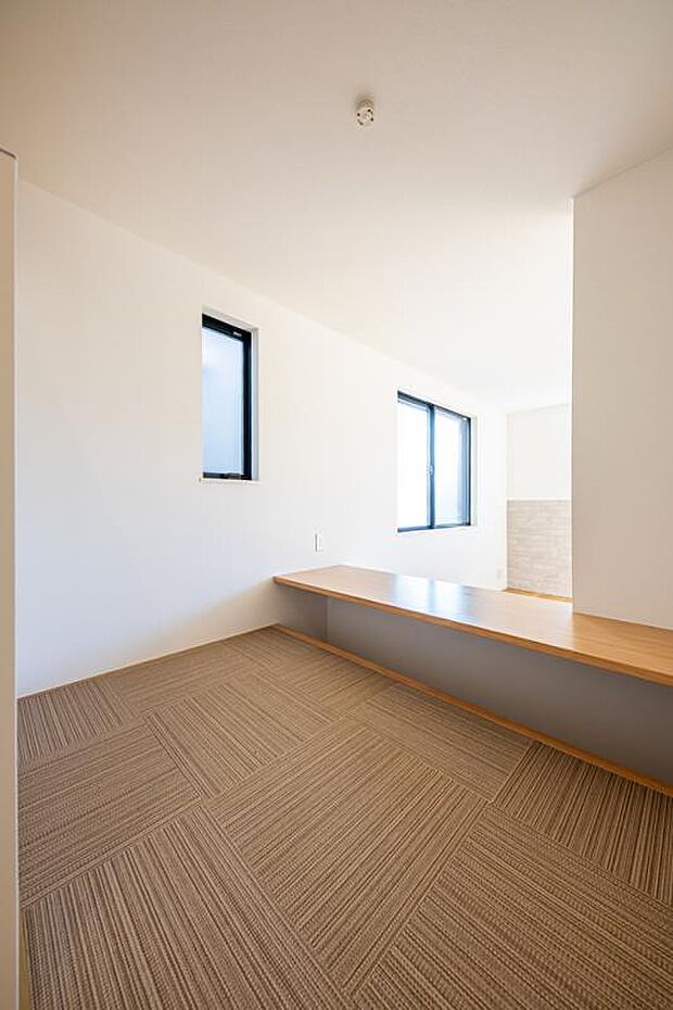 【DEN(小上りスペース)】DEN(小上りスペース)|お子様の勉強やちょっとした作業スペースとして、家族から程よい距離感を保ちつつ使用できる空間です。