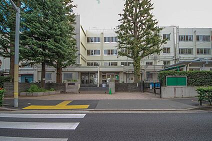 練馬区立石神井中学校 890m