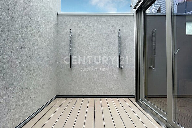 【ウッドデッキバルコニー】LDKと繋がるウッドデッキ敷きのバルコニーは、人目を気にせず空の下で寛げるアウトドアリビング。テーブルやチェアを置いてランチやお酒、夜カフェなども楽しめます。