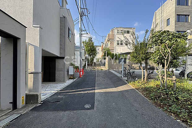 【東側前面道路】現地周辺は交通量も少なく落ち着いた住環境となっております。