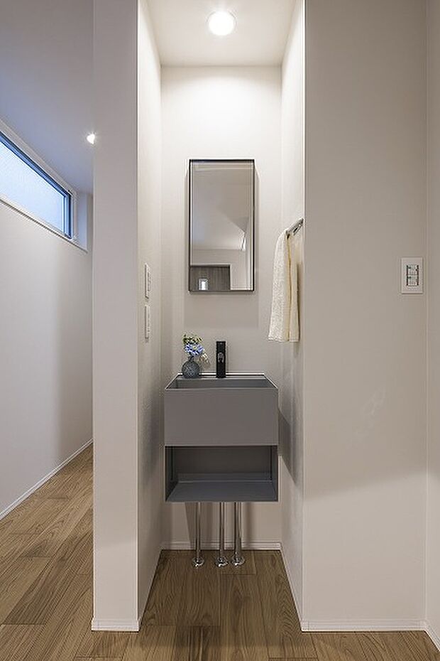 【1階サブ洗面台】帰宅後にすぐに手洗いうがいが出来て衛生的です。