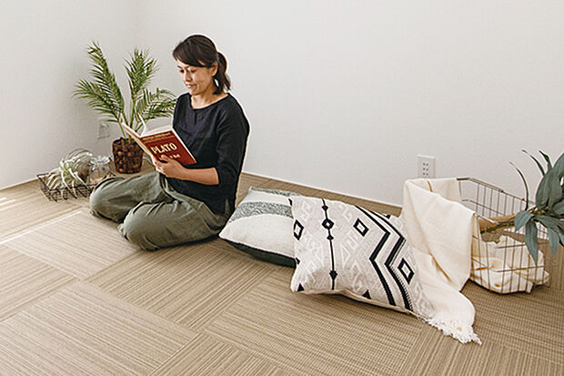 【テキスタイルルーム】
リビングに隣接したテキスタイルルーム。キッズルームや家事のサポートスペース、客間や個室としてなど、多用途にご利用いただけるスペースです。※号棟により採用状況が異なります。