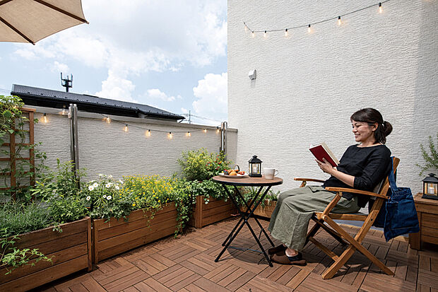 【テラスバルコニー】
バルコニーはゆとりのある広さを確保。テーブルや椅子を置いておうちカフェを楽しんだり、夏にはお子様のプールを置いたり、多彩に楽しめます。※床タイルや調度品は物件には含まれません。