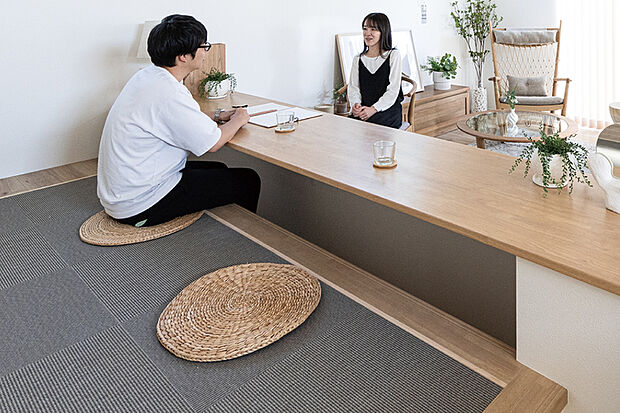 【ステージリビング】
段差のあるステージリビングは部屋全体を広く見渡すことができ、家族が集まりやすい空間です。堀机カウンターは、リビング学習など多彩に活用できます。※号棟により採用状況が異なります。
