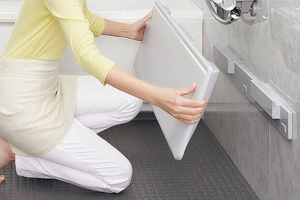 【【まる洗いカウンター】】浴室内の動線や水切れの良さ、清掃性など、機能性にも配慮したデザイン。カウンターはまるごと壁から外せるので、洗いにくいカウンター裏の壁や床もラクな姿勢で洗えます。たっぷり置けて、裏までキレイを保てます。