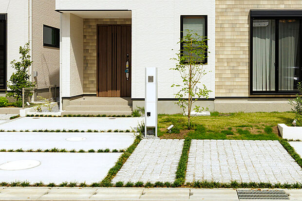 【【宅配ボックス付き機能門柱】】【宅配ボックス付き機能門柱】
宅配便の配達時間を気にせずに外出できる他、在宅でも非対面での受け取りが可能です。(現地外観写真※2025年9月撮影分譲済み住戸含む)