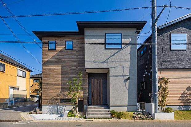 【【陰影を生み出す立体感のある外観】】様々な造形が融合した立体感のある外観デザイン。気品のある陰影を描きながら、アクセントの色味や窓の形状が豊かな表情を生み出しています。/現地外観(2025年8月撮影)