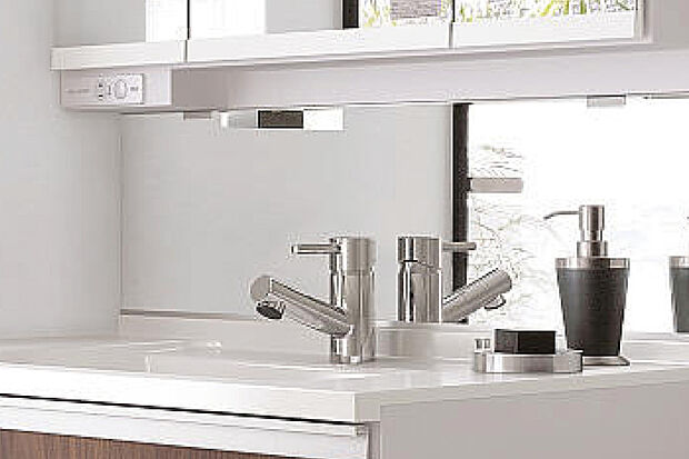 【【ミドルミラー】】子どもの目線の高さに鏡を設置。台に乗らずに鏡を見ることができる、一人でも身支度しやすい仕様です。