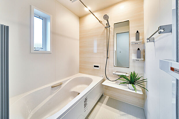 【【バスルーム/リクシルAX】】なめらかな光沢が美しい人造大理石浴槽は、ダブル保温構造で地球にも家計にも優しいエコアイテム。いつでもきれいなバスルームが続く、お手入れの簡単さも魅力です。