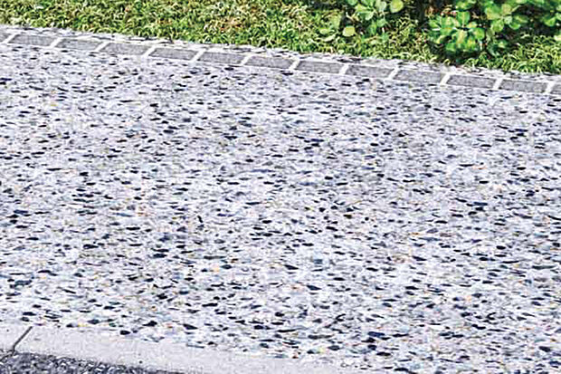 【【洗い出し風コンクリート】】雨に濡れても滑りにくい実用性を備えながら、素材本来の質感を生かした自然な表情が魅力。住まい全体の景観に、さりげない高級感を添えます。