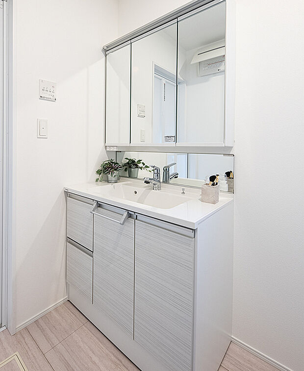 【【洗面化粧台/Panasonic C-Line】】毎日身だしなみを整えるために使う洗面空間。そこには、スタイリッシュなデザインと充実の性能、豊富な収納を備え、家族みんなが快適に使用できる洗面化粧台をご用意しました。