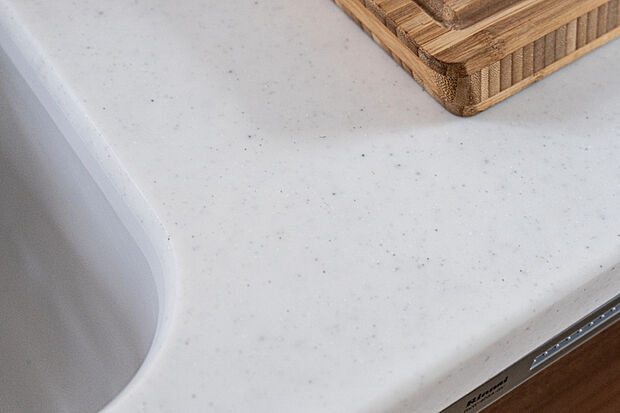 【【人造大理石カウンター】】カウンターとシンクは段差と隙間がなく、汚れがたまらない構造です。お手入れがしやすく、キズや汚れに強いワークトップで、10年後に差がつきます。