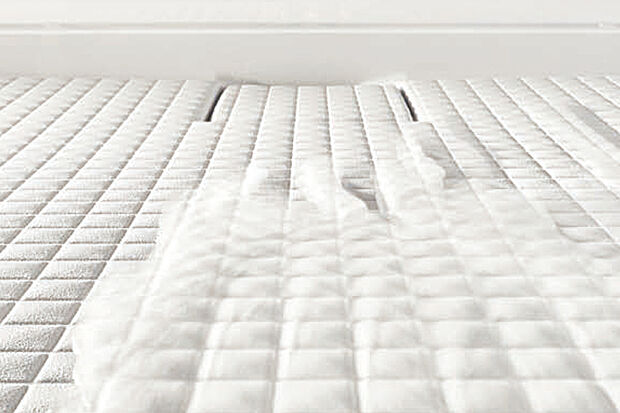 【【キレイサーモフロア】】スポンジが奥まで届きやすい構造と、特殊な表面処理で床表面に皮脂汚れが固着しにくく、水が皮脂汚れの間に入るので、お掃除が簡単です。衝撃に強く、表面硬度が高い(鉛筆硬度8H)ので、傷がつきにくいのが特徴で