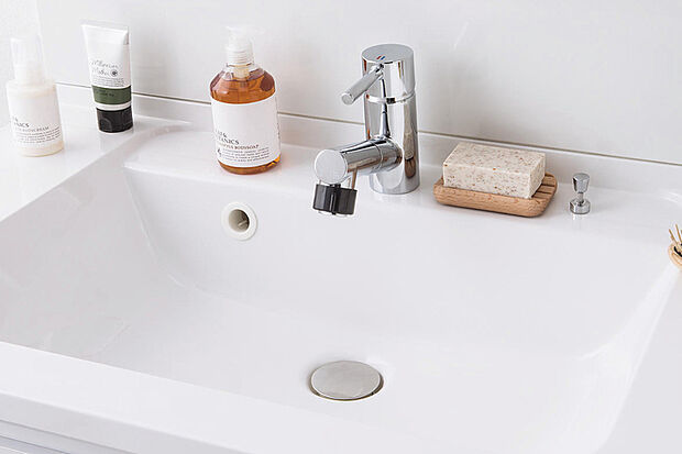 【【新洗面ボウル形状カウンター】】継ぎ目のない一体成形で、水はねもサッと一拭きできれいになり、お掃除が簡単です。