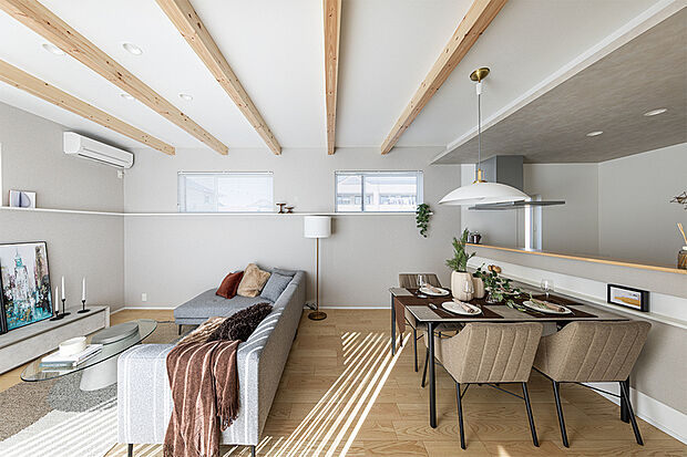 【【上質さと余白が息づく開放的な空間】】開放的なワイドリビングに、暮らしの幅を広げる空間をプランニング。上質な設備・仕様が住まいに華やぎを添え、あなただけの心地よさを一層引き立てます。