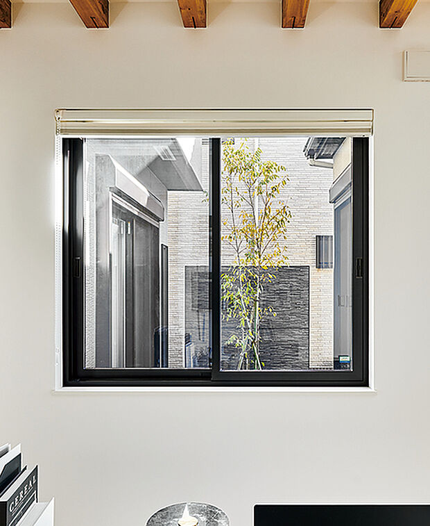 【【室内から中庭の風景を望む設計デザイン】】リビングや独立間でゆったりと寛ぎながら、木々や草花が織りなす四季折々の移ろい、光や風の変化とともに表情を変える風情を、日常の中で自然に味わうことができます。/現地内観(2026年1月撮影)