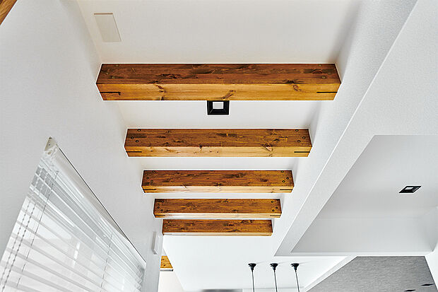 【【化粧梁】】天井には、温もりを感じさせる化粧梁をアクセントとして設えました。木が持つ上質でやわらかな風合いが、天井から空間全体に心地よい雰囲気を広げます。/現地内観(2026年1月撮影)