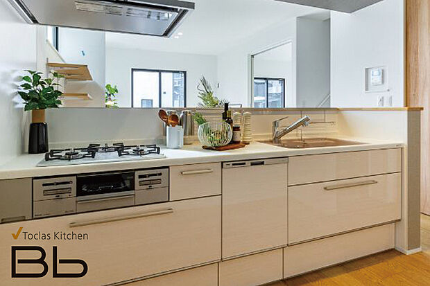 【【キッチン/トクラスBb】】デザインの美しさと機能性、ふたつの面を追求したトクラスキッチン。開放的でのびのびとした使い心地に、水栓から収納、お手入れのしやすさに至るまできめ細やかな配慮が感じられます。