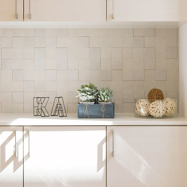 【【玄関収納】】掃除道具や日用品のストックをしまったり、お子様の学校の書類や家電の取説などもスッキリと収納できます。※形状・大きさは各号棟ごとに異なります。