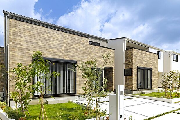 【【季節を呼び込む植栽】】街に自然の息吹を呼び込んでくれる植栽をふんだんに配しました。※建物周囲の砂利部には防草シートを採用。※現地街並写真(2025年9月撮影※分譲済み住戸含む)