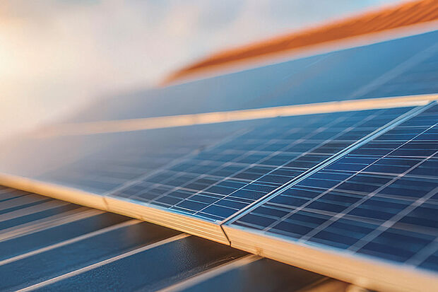 【【太陽光パネル】】太陽光パネルで作られる電力を、家庭内の電気製品で使ったり、太陽光パネルで作られる電力は、家庭内の電化製品に使ったり、停電時でも照明をつけたり携帯の充電ができたりします。※号棟により採用状況が異なります