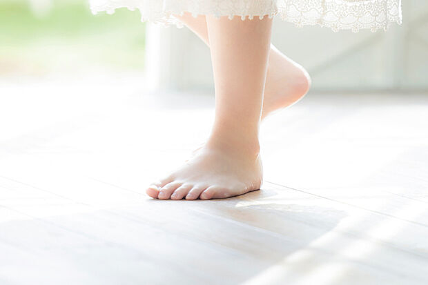 【【ガス温水式床暖房】】乾燥しにくく、埃を舞い上げない床暖房は、子どもやお年寄りにも優しい設備です。素足に心地よく、寝転がってくつろぐのにも最適です。