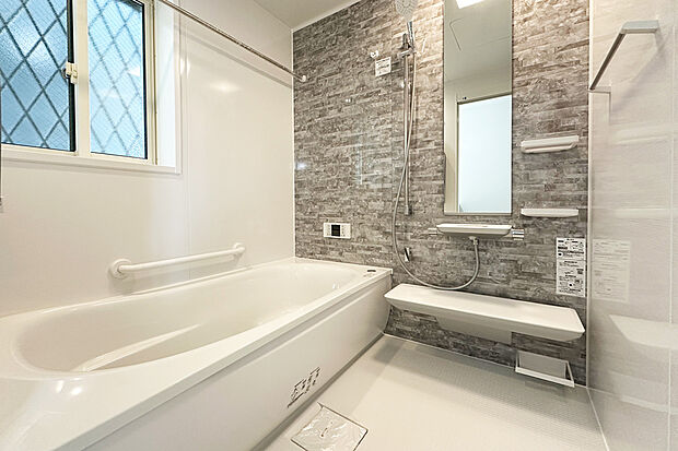 【【浴室/6号地】】スタイリッシュなアクセントパネルを採用した浴室は、洗練された雰囲気を演出しています。雨の日や花粉の季節に重宝する、脱着式のランドリーパイプ付きです。