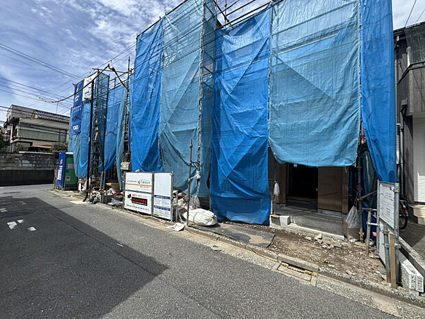 現地写真　周辺には戸建住宅が並び、本木西町らしい穏やかな街並みが広がっています。派手さではなく、日々の暮らしやすさを重視したいご家族におすすめしたい環境で、住むほどに居心地の良さを実感できます。