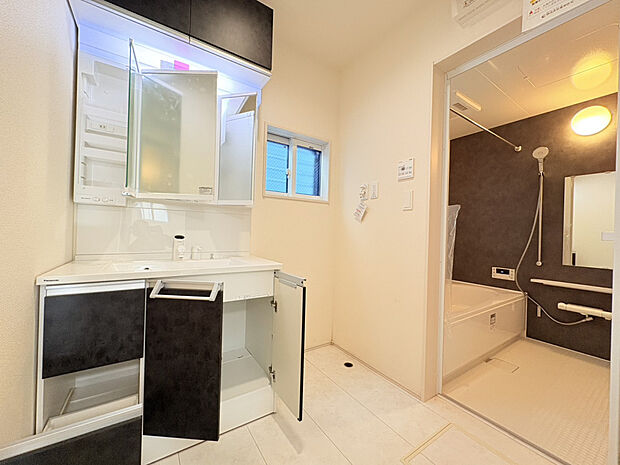 【【1号棟】キッチン】キッチン全体が明るく、毎日の料理時間が楽しくなる空間。清潔感あるデザインも魅力です。