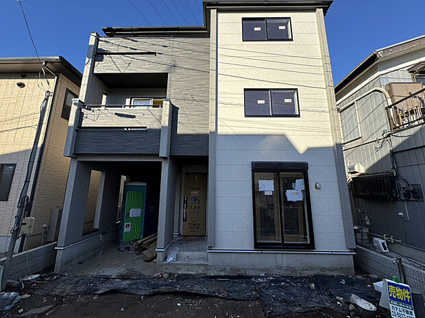 【物件現地】2階バルコニーはビルトインタイプです。多少の雨なら濡れずに済んで安心です。