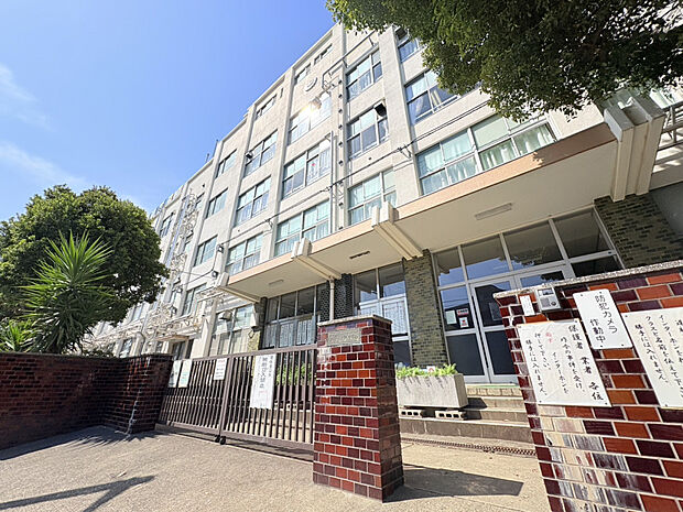 足立区立伊興中学校（約1,300m）