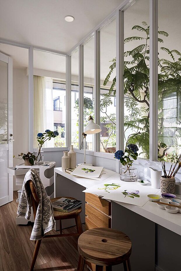 【窓外の眺めを楽しめるワークスペース】仕事の疲れを癒すために、いつでもリラックスできるよう窓の外の眺めを楽しめるワークスペースプランを採用しました。