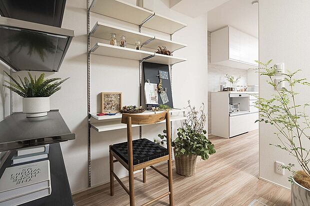 【家事スペース】キッチン隣接の収納スペース。ハンギングラックを調整してデスクカウンターを設けてちょっとした家事スペースとしても活用できる空間です。(2023年10月撮影)