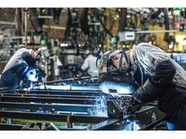 【「トヨタ・クオリティ」による工場品質】トヨタホームは一邸一邸オーダーメイドで、住まいの全工程の85％を工場生産しています。システム化された生産工程、充実した人材育成プログラム、250項目におよぶ検査体制、一つひとつのプロセスの積み重ねによって、バラつきのない高品質の家づくりを実現しています。