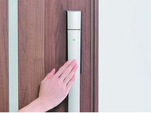 【先進の電子錠「ラ・ロックII」】自動車のドアハンドル技術を応用した電子錠「ラ・ロックII」。キーを携帯していれば、ハンドルのタッチセンサー部分に触れるだけで施錠、解錠が可能です。ドア一体型のスマートなデザインで、両手に荷物を持って外出、帰宅する時などに大変便利です。
(参考写真）